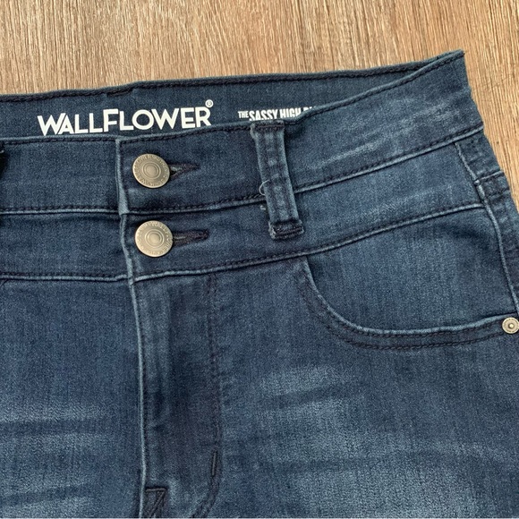 WallFlower The Sassy High Rise Shorts Size 3 - Picture 2 of 7